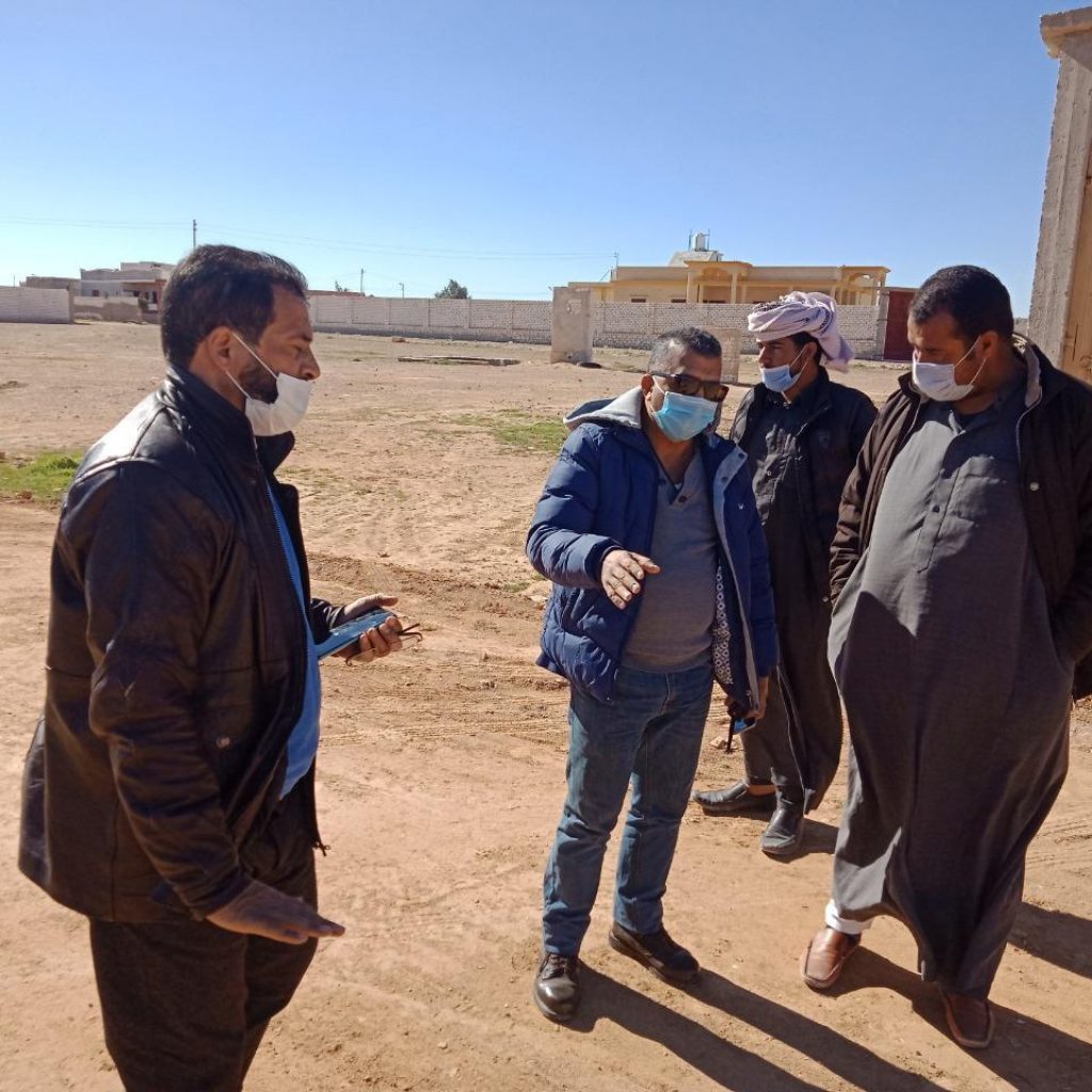 رئيس مدينة مرسى مطروح يعاين مشروعات الرصف بالخروبة ووادي الرمل
