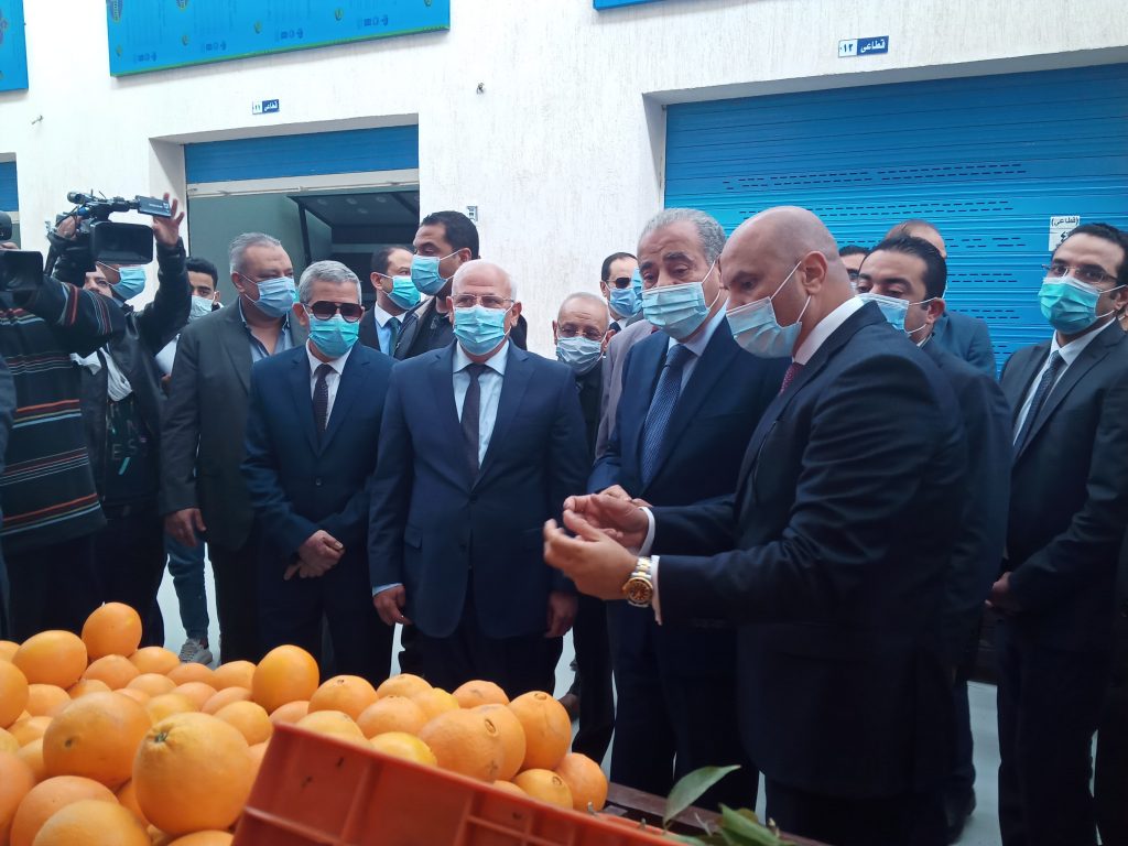 وزير التموين يتفقد سوق البازار للخضر والفاكهة في بورسعيد ( صور)