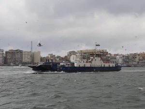 موانئ بورسعيد تستقبل 27 سفينة رغم سوء الطقس