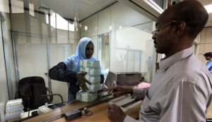 السودان يقر خفضا حادا لعملته.. الدولار يقفز من 55 جنيها سودانيا إلى 375