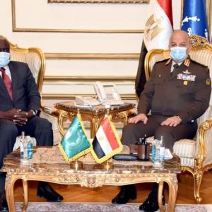 وزير الدفاع يلتقي رئيس مفوضية الاتحاد الأفريقي لبحث علاقات التعاون المشترك