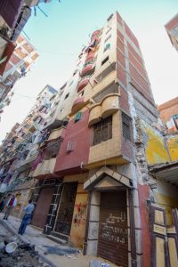إخلاء العقار المائل في كوم الشقافة بالإسكندرية و5 منازل بمحيطة