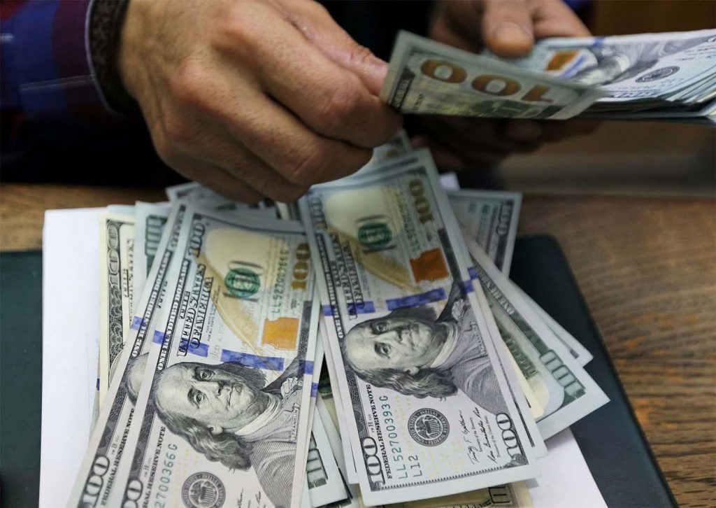 سعر الدولار يتراجع مع انكماش الطلب على العملة الأمريكية