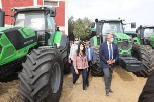 وزيرا التعاون الدولي والزراعة يشهدان تسليم مزراعي الفيوم والمنيا 324 معدة وآلة زراعية