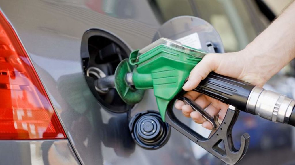 «البترول» ترفع أسعار البنزين 25 قرشا وتثبت السولار والمازوت