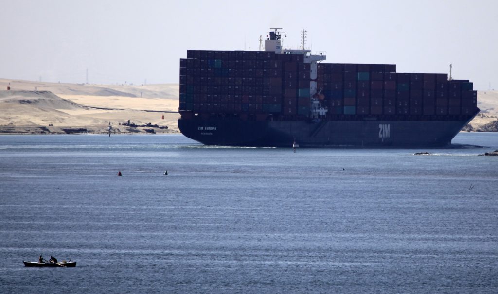 زيادة 0.39% في أعداد السفن العابرة لقناة السويس والإيرادات 2.6% فبراير الماضي