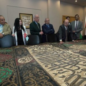 اللورد يشار حلمي يهدي الأكاديمية العربية قطعة تاريخية من كسوة الكعبة المشرفة