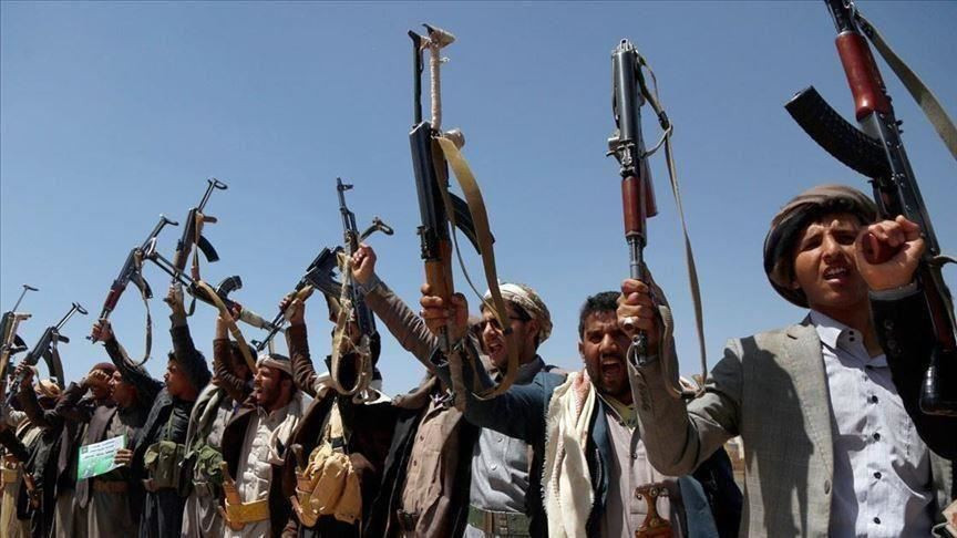 الحوثيون يسيطرون على قاعدة عسكرية يمنية ويهاجمون السعودية