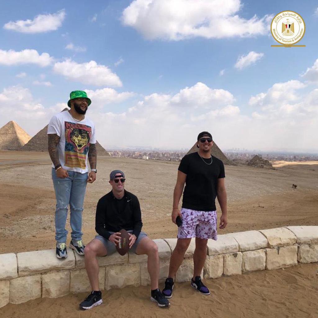 وصول 3 من نجوم كرة القدم الأمريكية لقضاء جولة ترفيهية في مصر