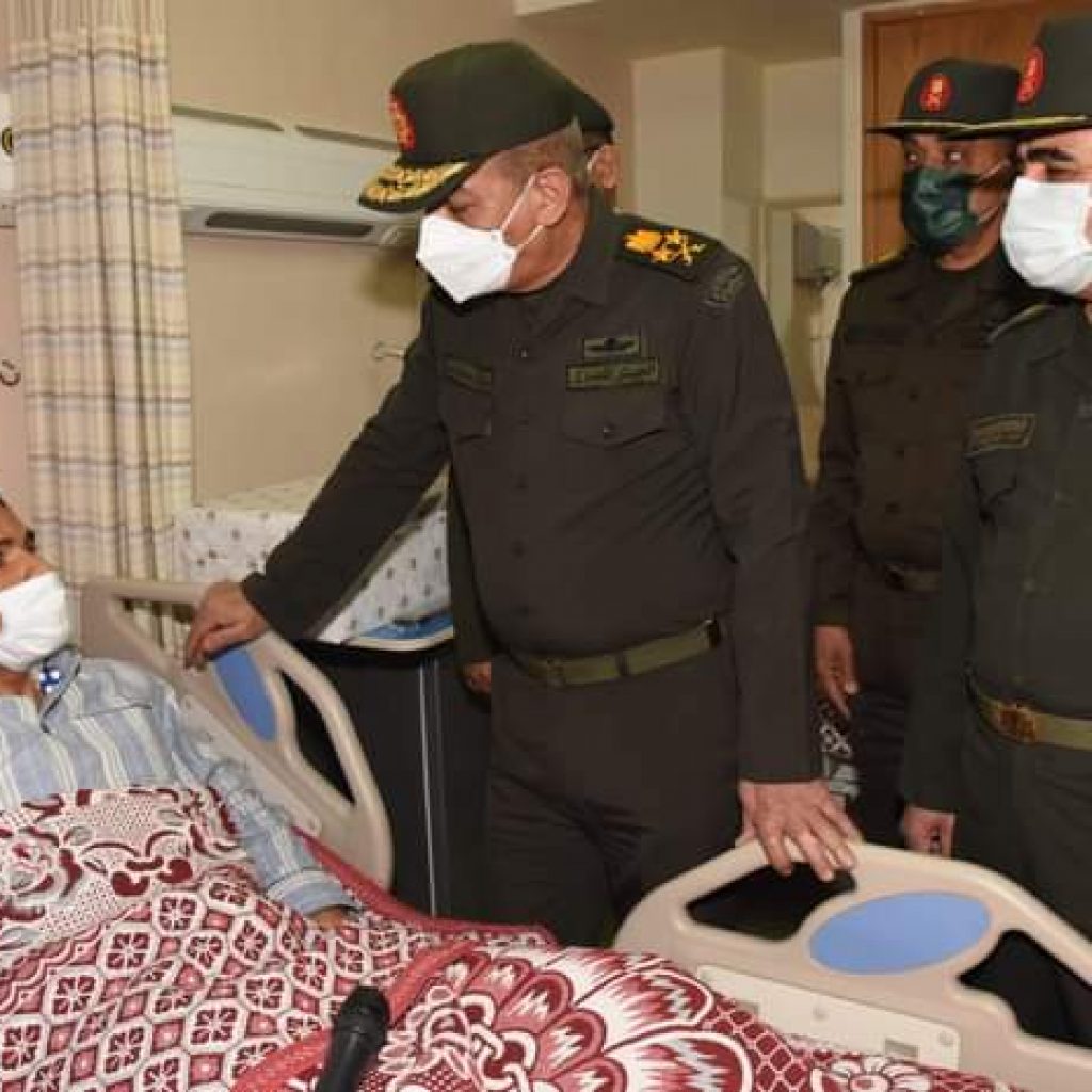 وزير الدفاع يزور المرضى والمصابين بالمجمع الطبي للقوات المسلحة (صور)