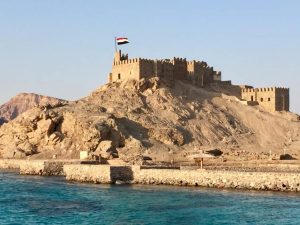إضاءة قلعة صلاح الدين فى طابا احتفالا بالذكرى 32 للعيد القومي لجنوب سيناء
