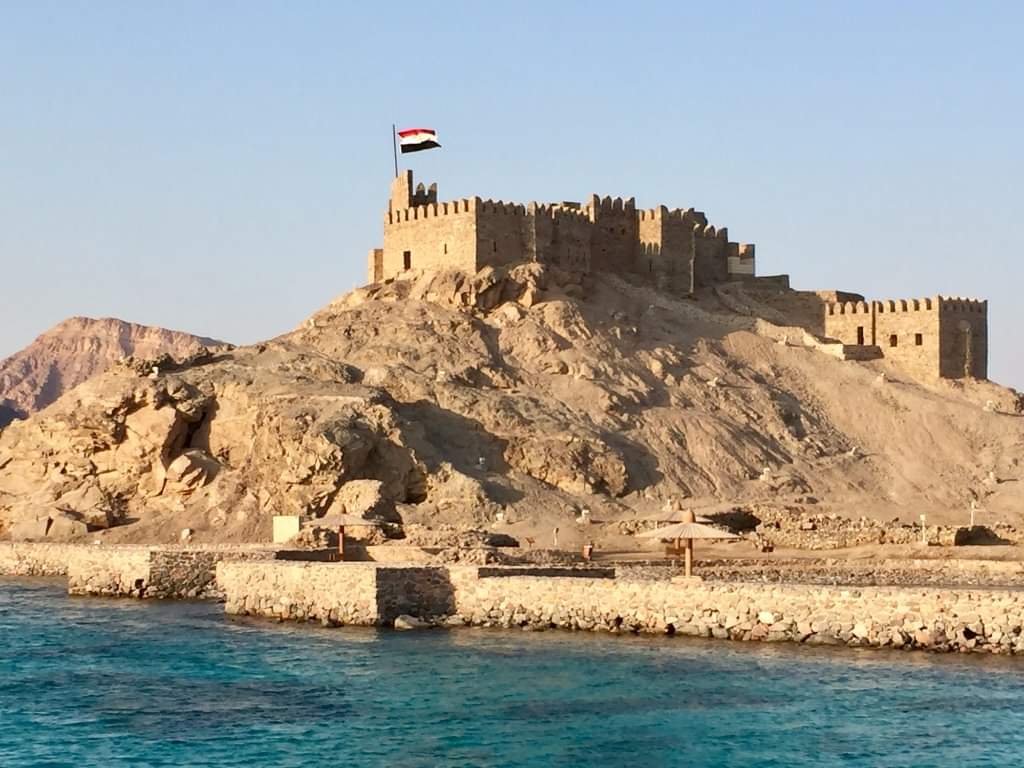 إضاءة قلعة صلاح الدين فى طابا احتفالا بالذكرى 32 للعيد القومي لجنوب سيناء