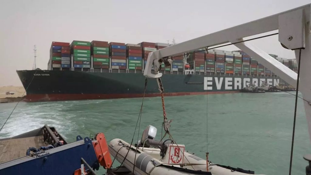 المنظمة البحرية الدولية تشيد بتعامل مصر مع السفينة الجانحة في قناة السويس