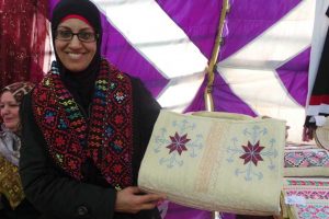 معرض للمشغولات التراثية في مصر يساعد أصحاب الأعمال الصغيرة على بيع منتجاتهم اليدوية