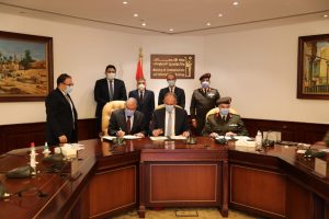 قناة السويس توقع اتفاقية لإنشاء مسار لكابلات الألياف الضوئية بين البحرين الأحمر والمتوسط