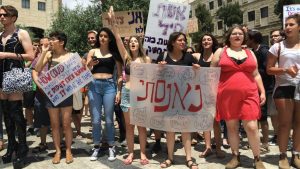 «الأوصياء».. تطبيق إلكتروني يلاحق زيادة معدلات التحرش بالنساء في إسرائيل