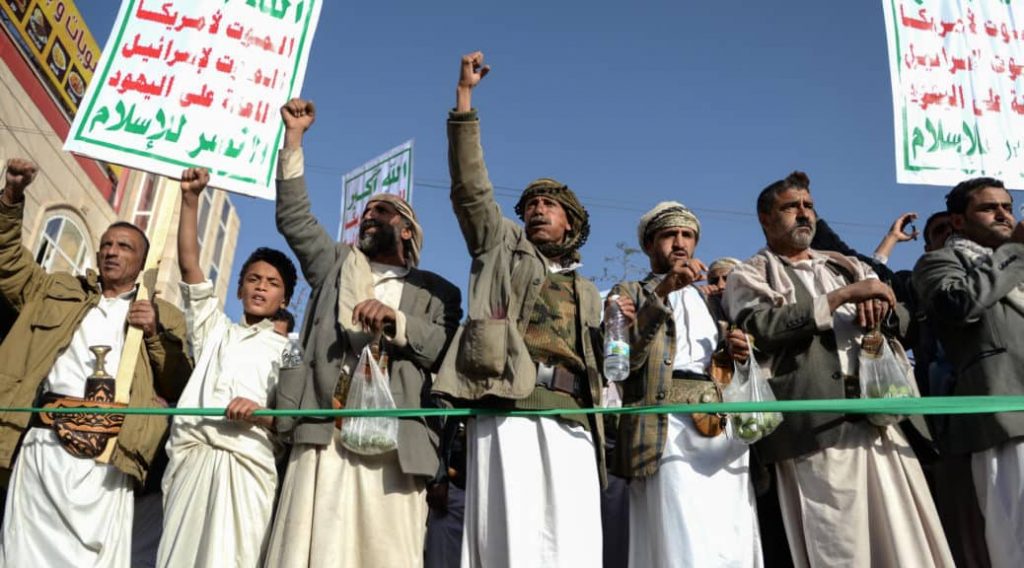 إيران تنفي صلتها باحتجاز الحوثيين سفينة في البحر الأحمر