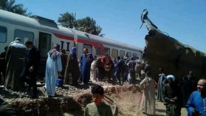 وزير النقل يصل إلى موقع حادث قطاري سوهاج