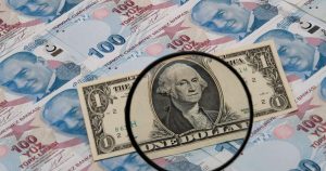 الليرة التركية تهوى 15% وارتفاع الدولار لأعلى مستوى منذ ديسمبر
