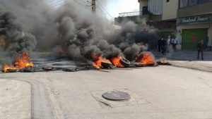 قطع الطرق في بيروت ومختلف مناطق لبنان احتجاجا على تردي الأزمة المعيشية