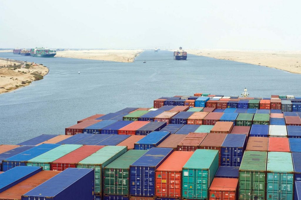 قناة السويس تشهد عبور 68 سفينة بحمولات صافية 3.6 مليون طن