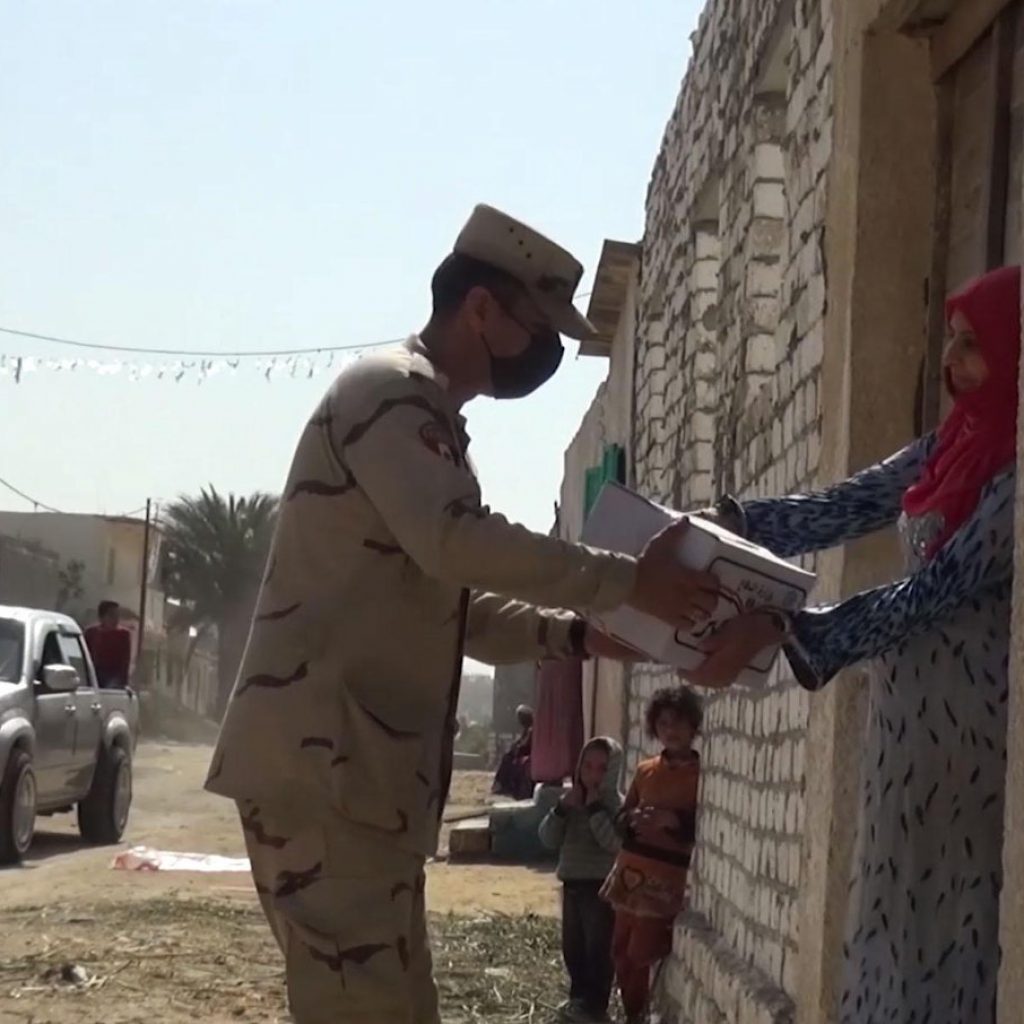 القوات المسلحة توزع حصصًا غذائية مجانية  فى القرى والمناطق الأكثر احتياجًا (صور)