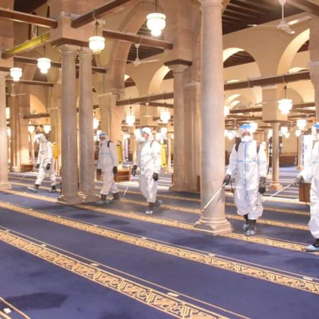 القوات المسلحة تقوم بأعمال التطهير والتعقيم لعدد من المساجد الكبرى خلال رمضان