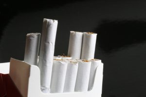 رئيس «شعبة الدخان» : قرار الحكومة بكتابة أسعار السجائر على العبوات يحمي المستهلك من جشع التجار