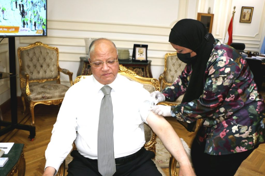 محافظ القاهرة يتلقي اللقاح المضاد لفيروس كورونا