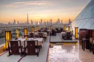 دبي تسمح للمطاعم بتقديم الطعام في نهار رمضان دون تغطية الواجهات