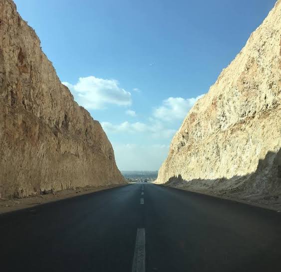 تحويلات مرورية لتطوير ورفع كفاءة الطريق الصحراوي الشرقي.. تعرف عليها