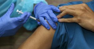 دراسة بريطانية: فرص الإصابة بتجلطات الدم بعد عدوى «كورونا» تفوق مخاطر تلقي اللقاح