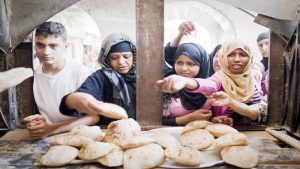 الحكومة تنفي إلغاء الدعم العيني للخبز وتحويله إلى «نقدي» تزامناً مع الأزمة الاقتصادية