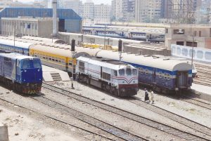 «السكة الحديد» تحيل عاملين للنيابة بسبب احتكاك قطارين في محطة الإسكندرية