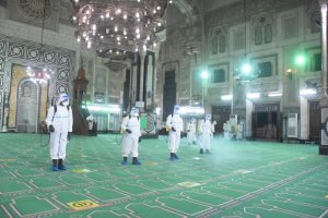 القوات المسلحة تواصل أعمال التطهير والتعقيم للمساجد الكبرى خلال رمضان