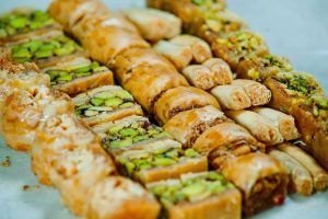 تجار: ارتفاع بعض المكونات ساهم فى زيادة أسعار الحلويات خلال شهر رمضان