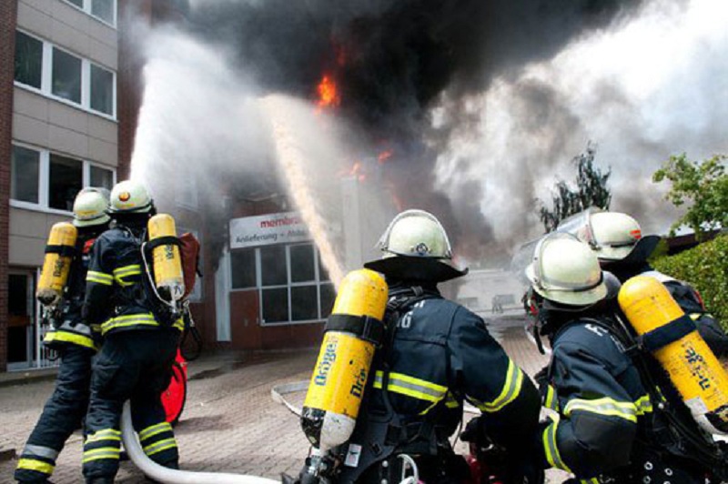 حريق مصنع كيميائي في باريس ومخاوف من تلوث البيئة