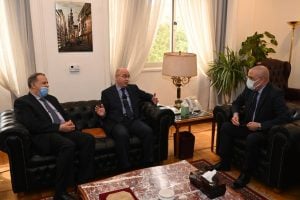 وزير الإسكان يبحث مع السفير المغربي بالقاهرة تعزيز الاستثمارات فى البلدين
