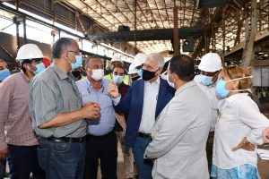 رئيس المقاولون العرب يتفقد أعمال تصنيع مظلة محطة عدلي منصور التبادلية