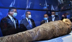 وزيرا الطيران والسياحة يفتتحان متحفي الآثار المصرية بمطار القاهرة (صور)