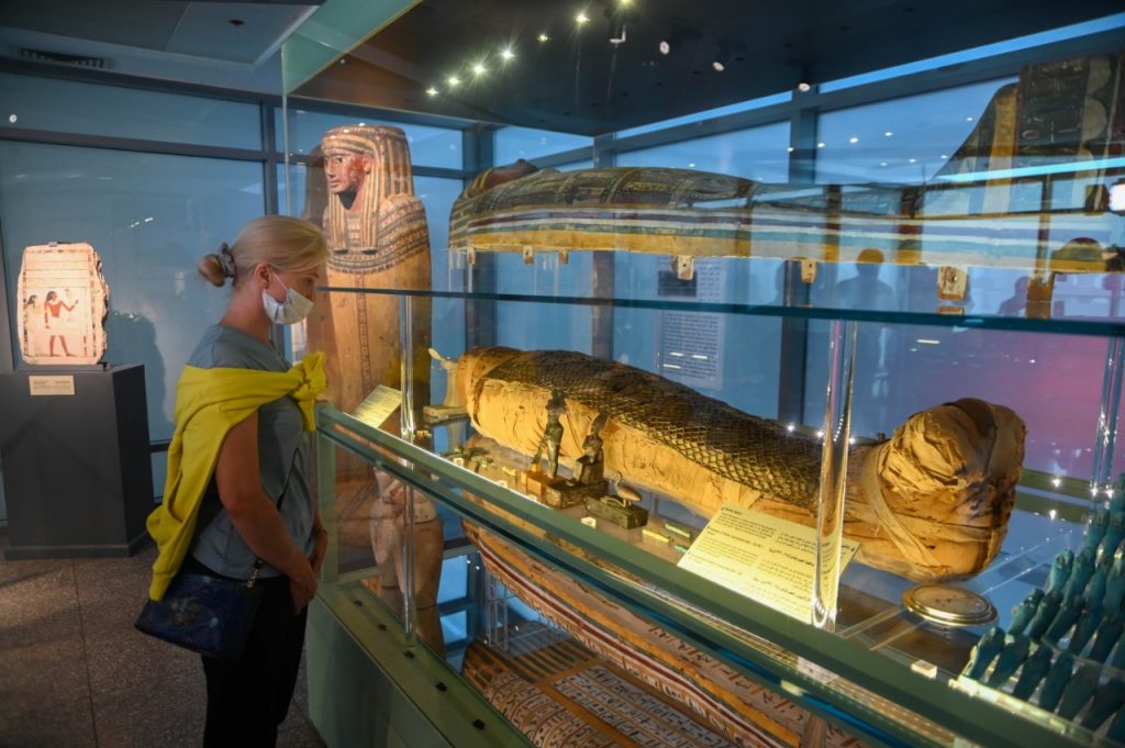 متحف مطار القاهرة يستقبل أول زائر له من المسافرين الترانزيت