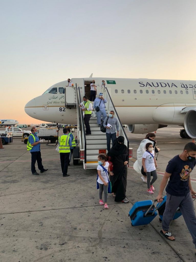 مطار شرم الشيخ يستقبل أولى الرحلات السياحية من جدة والرياض (صور)