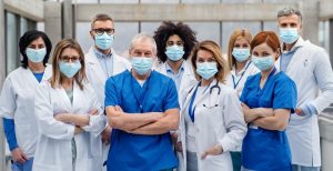 عاملون بالصحة يلجأون للقضاء لمنع مستشفى أمريكى من طرد الموظفين الرافضين للتطعيم