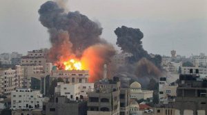 مكالمة تحذير إسرائيلية وضعت سكانا في غزة في سباق مع الزمن والموت