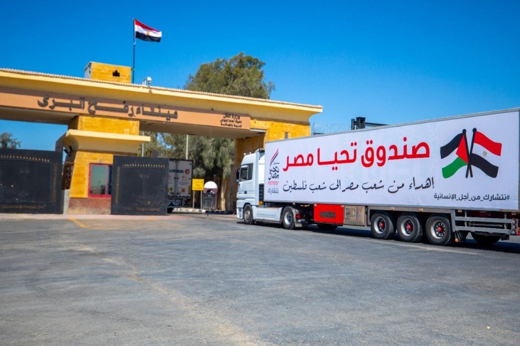 قافلة صندوق تحيا مصر تصل ميناء رفح لتوصيل المساعدات لقطاع غزة (صور)