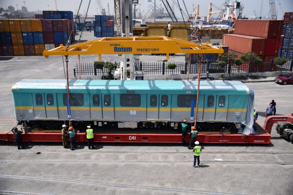 وزير النقل: وصول القطار التاسع للمترو إلى ميناء الإسكندرية للعمل بالخط الثالث (صور)