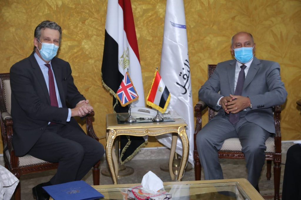 وزير النقل يجتمع مع السفير البريطاني بمصر لمناقشة التعاون في مشروعات السكك الحديدية والمترو