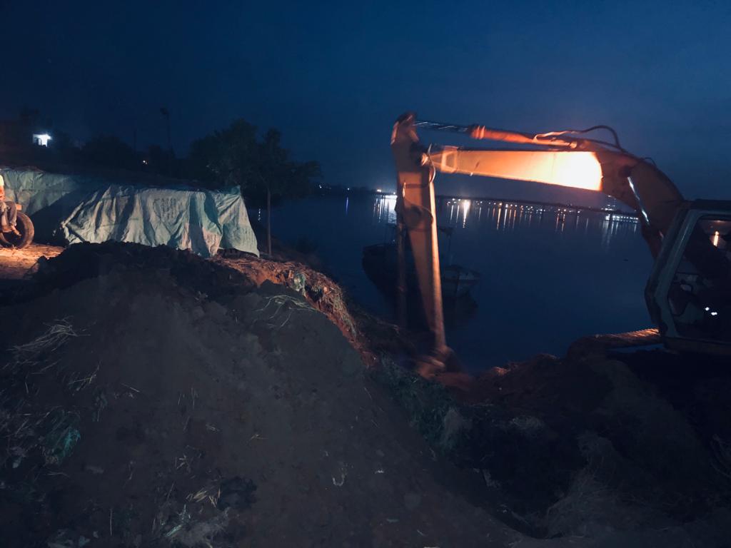 وزارة الري تزيل تعديات على نهر النيل بالبحيرة