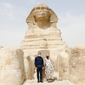 وزير السياحة يلتقي جلوريا والكر في أول أيام تحقيق حلمها بزيارة الأهرامات (صور)