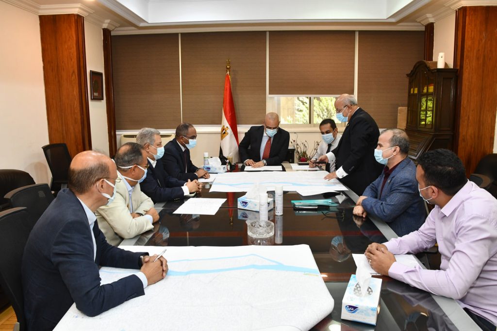 وزير الإسكان يتابع موقف تنفيذ مشروعات إحلال وتجديد شبكات مياه الشرب بالقاهرة